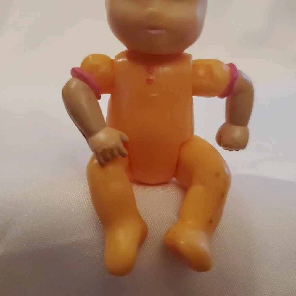 Fisher-Price Loving Family Dollhouse Girl Baby Doll Figure in Orange‎ Sleeper